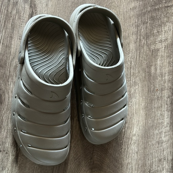 Like new Rugged Shark faux crocs size 8 - Picture 2 of 5